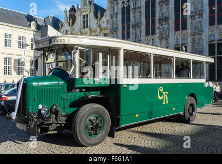Il vecchio autobus al di fuori del Palazzo Provinciale in piazza del mercato di Bruges Fiandre Occidentali Belgio Foto Stock
