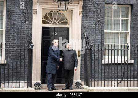 Londra, Regno Unito. Xii Nov, 2015. Primo Ministro indiano Narendra Modi incontra il Primo Ministro britannico David Cameron al 10 di Downing Street sul dodicesimo Nobember 2015 Credit: Ian Davidson/Alamy Live News Foto Stock