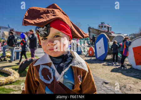 Ragazzo giovane vestito in costume pirata durante il marinaio annuale Giornata del festival di Reykjavik, Islanda Foto Stock