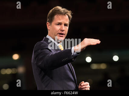 Ex gruppo del Partito europeo dei liberali democratici leader,Nick Clegg,i colloqui in occasione di una conferenza tenutasi a Londra Foto Stock