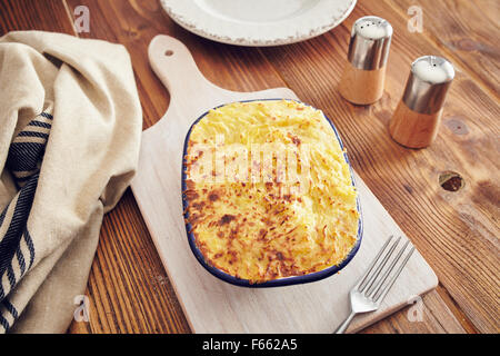 Tradizionale artigianale britannica cottage pie in stile country Foto Stock