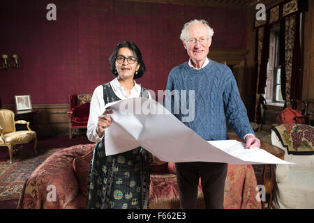 Wasfi Kani e Bamber Gascoigne a West Horsley posto, che è quello di essere la nuova casa di Grange Park Opera, Surrey, England, Regno Unito Foto Stock