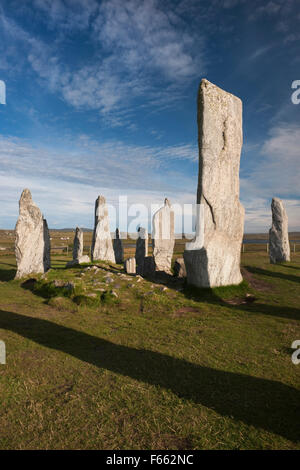 Cercando SE a Callanish (Calanais) pietre permanente, isola di Lewis, che mostra una parte di anello centrale con chambered cairn, alto monolito & ENE fila. Foto Stock
