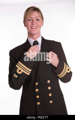 Femmina comandante Lt naval officer in uniforme Foto Stock