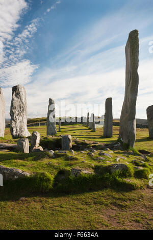 Guardando s a Callanish (Calanais) pietre permanente, isola di Lewis: parte di anello centrale con chambered cairn & alto monolito, plus s riga & knoll. Foto Stock