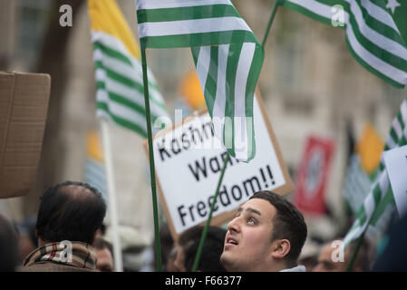 Londra, Regno Unito. 12 Novembre, 2015. Il Kashmir manifestanti dimostrare contro la visita di India PM Modi per la UK Credit: Ian Davidson/Alamy Live News Foto Stock