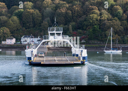 Auto superiore traversata in traghetto da Dartmouth a Kingswear Foto Stock