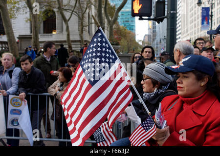 Spettatori a veterani annuale parata del giorno sulla Fifth Avenue a New York City. Foto Stock