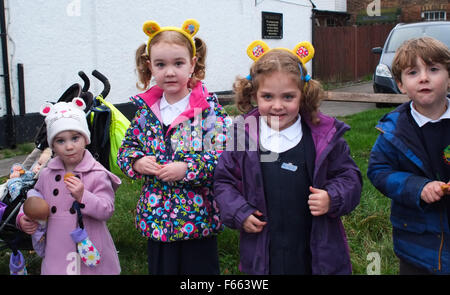 Wateringbury, Kent, Regno Unito. 12 Novembre, 2015. Residenti e scolari allegria come la BBC i bambini in stato di bisogno 2015 Rickshaw sfida passa attraverso il piccolo villaggio di Wateringbury, Kent. Credito: Duncan Penfold/Alamy Live News Foto Stock