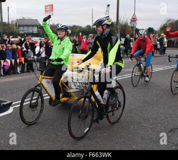 Wateringbury, Kent, Regno Unito. 12 Novembre, 2015. Residenti e scolari allegria come la BBC i bambini in stato di bisogno 2015 Rickshaw sfida passa attraverso il piccolo villaggio di Wateringbury, Kent. Credito: Duncan Penfold/Alamy Live News Foto Stock