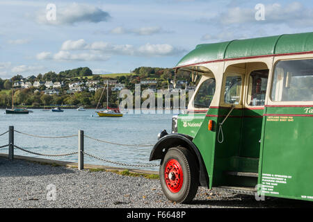 Il vecchio bus sulla banchina a Greenway sul fiume Dart, Sud prosciutti, Devon, Inghilterra Foto Stock