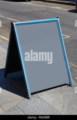 Il ristorante vuoto blackboard in una soleggiata street Foto Stock