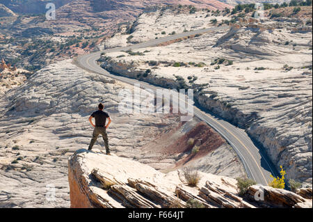 Uomo che guarda Scenic Byway 12 dalla testa delle rocce si affacciano, Utah, Stati Uniti d'America. Foto Stock