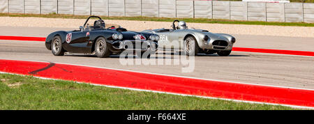 1960 Chevrolet Corvette, 331cid, guidato da Bill Treffert di Napoli, FL. e il 1964 AC Cobra 289cid pilotato da Phil Mulacek. 201 Foto Stock