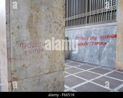 Atene, Grecia. Xii Nov, 2015. Atene, Grecia. 12 Novembre, 2015. Un graffiti in una parete si legge "Tsipras siete un traditore". Piccoli scontri e tafferugli seguita la dimostrazione in Atene come parte del 24ore di sciopero generale. © PACIFIC PRESS/Alamy Live News Credito: George Panagakis/Pacific Press/Alamy Live News Foto Stock