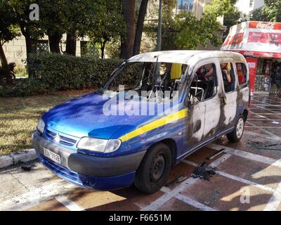 Atene, Grecia. Xii Nov, 2015. Atene, Grecia. 12 Novembre, 2015. Un minivan di masterizzazione da rivoltosi. Piccoli scontri e tafferugli seguita la dimostrazione in Atene come parte del 24ore di sciopero generale. © PACIFIC PRESS/Alamy Live News Credito: George Panagakis/Pacific Press/Alamy Live News Foto Stock