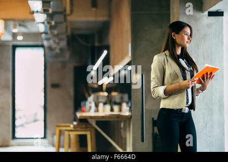 Imprenditrice tenendo un file office Foto Stock