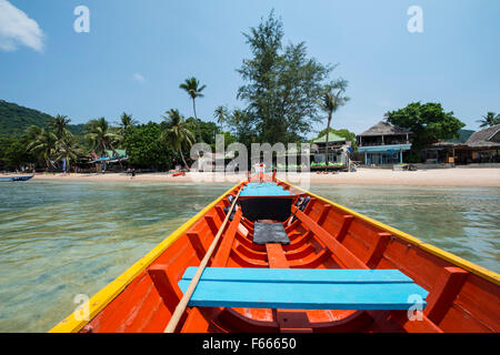 Prua di longtail boat in mare, l'isola di Koh Tao, Golfo di Thailandia, Tailandia Foto Stock