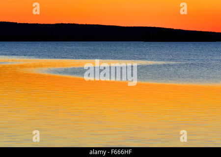 Rosso tramonto riflesso in acqua, Lago Steinhuder, Steinhude, Bassa Sassonia, Germania Foto Stock