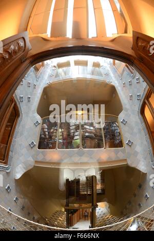 Barcellona, Spagna. Il 24 luglio, 2015. Famoso architetto spagnolo Antoni Gaudi (1852-1926) rifatta la facciata e interni di Casa Batllo, sotto contratto dal produttore tessile Josp Batllo ho Casanova, tra 1904 e 1906, raffigurato in Barcelona, Spagna, 24 luglio 2015. La Catalogna di cui Barcellona è la città capitale, sia dal punto di vista economico la regione più forte di Spagna. Foto: WALTRAUD GRUBITZSCH - nessun filo SERVICE - © dpa/Alamy Live News Foto Stock