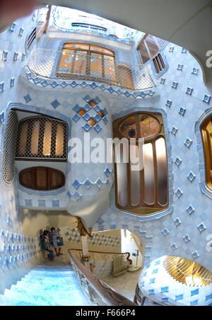 Barcellona, Spagna. Il 24 luglio, 2015. Famoso architetto spagnolo Antoni Gaudi (1852-1926) rifatta la facciata e interni di Casa Batllo, sotto contratto dal produttore tessile Josp Batllo ho Casanova, tra 1904 e 1906, raffigurato in Barcelona, Spagna, 24 luglio 2015. La Catalogna di cui Barcellona è la città capitale, sia dal punto di vista economico la regione più forte di Spagna. Foto: WALTRAUD GRUBITZSCH - nessun filo SERVICE - © dpa/Alamy Live News Foto Stock