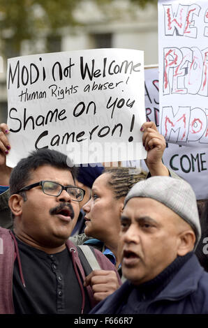 Londra 12 novembre 2015. I manifestanti si raccolgono al di fuori di Downing Street come Primo Ministro indiano Narenda Modi arriva nel Regno Unito per una visita di 3 giorni. Credito: PjrNews/Alamy Live News Foto Stock