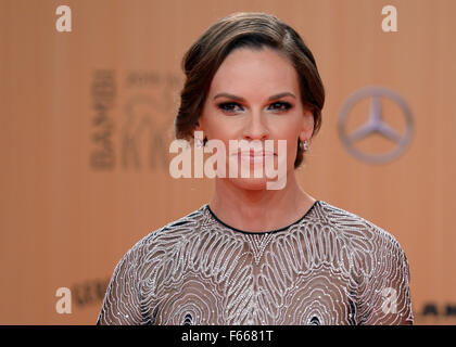 Berlino, Germania. Xii Nov, 2015. Noi attrice Hilary Swank arriva al 67th Bambi awards a Berlino, Germania, 12 novembre 2015. Circa 800 ospiti provenienti da campi di film, prestazioni, la politica e la musica sono stati invitati al gala. © dpa picture alliance/Alamy Live News Foto Stock