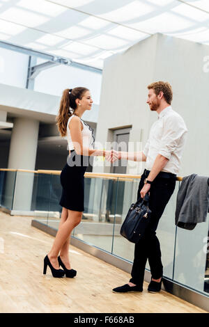 La gente di affari saluto ogni altro formalmente Foto Stock