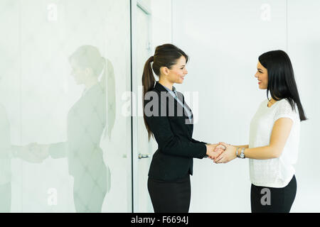 Stretta di mano tra due colleghi in un ufficio commerciale Foto Stock