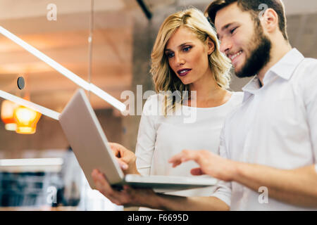 Business i colleghi per discutere di nuove idee e di brainstorming in un ufficio moderno Foto Stock