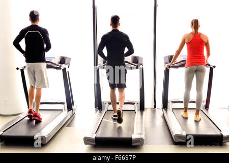 Un gruppo di giovani con tapis roulant in un centro fitness Foto Stock