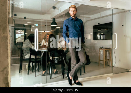 Persone determinato ad avere successo in azienda di lavorare e di brainstorming in background Foto Stock