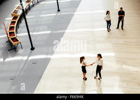 I giovani uomini di affari che prima di iniziare a lavorare nel loro ufficio Foto Stock