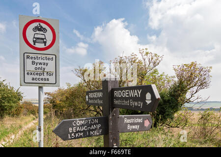Limitato Byway segni sul Ridgeway distanza lungo il sentiero pedonale vicino Uffington hill, Oxfordshire, England, Regno Unito Foto Stock