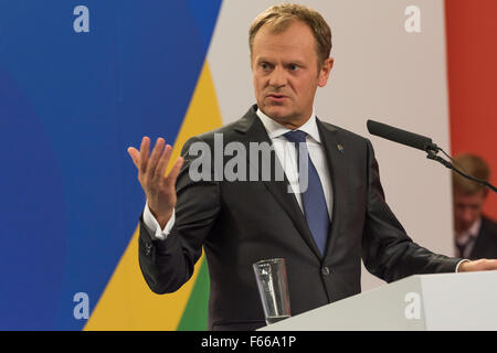 La Valletta, Malta. Xii Nov, 2015. Il Presidente della Commissione Europea Jean Claude Juncker dà un incontro con la stampa al termine della riunione informale dei capi, dove il principale punto in discussione è stata sulla Turchia. Credito: Jonathan Raa/Pacific Press/Alamy Live News Foto Stock