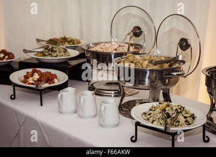 Catering scatole piene di cibo delizioso su tabelle di nozze. Foto Stock