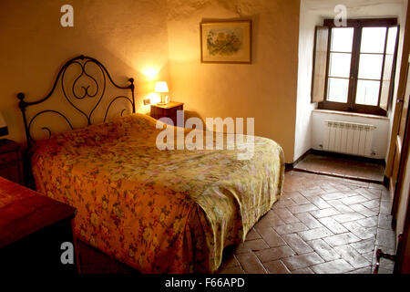 Toscana camera da letto interni in stile rustico nel Castello di Tocchi, Italia Foto Stock