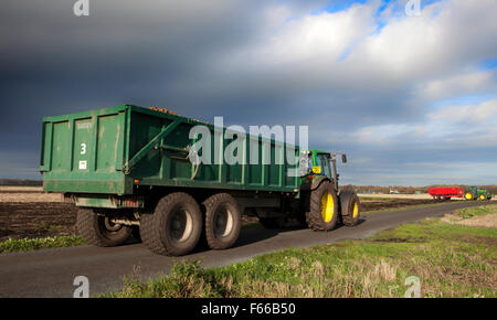 Appena raccolto di patate caricato in un rimorchio in attesa di andare al mercato per la vendita, Wigan Greater Manchester, Lancashire, Regno Unito Foto Stock