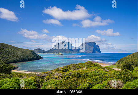 Isola di Lord Howe, vista della baia a nord dal Monte Eliza con la prominente Mount Lidgbird e Monte Gower in background. Foto Stock