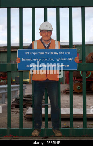 Requisiti PPE sono casco, occhiali di protezione ad alta visibilità camicia/giubbotto di sicurezza e segno di calzature. Burscough, Lancashire, Regno Unito Foto Stock