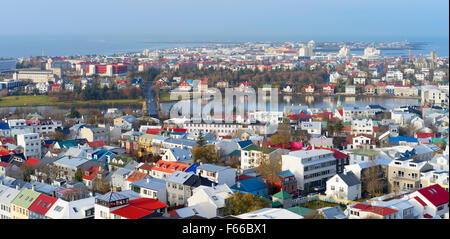 Vista aerea di Reykjavik, Islanda, preso dalla chiesa Hallgrimskikja tower, che mostra la città di edifici e il lago Tjörnin. Foto Stock