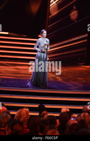 Berlino, Germania. Xii Nov, 2015. Noi attrice Hilary Swank riceve il premio Bambi in 'attrice internazionale' categoria a Berlino, Germania, 12 novembre 2015. © dpa picture alliance/Alamy Live News Foto Stock