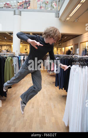 L'uomo galleggianti in aria mentre lo shopping Foto Stock