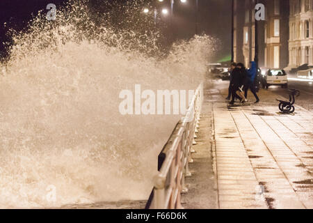 Aberystwyth Wales UK 12 Novembre 2015 dopo un lieve inizio di giornata quasi come se fosse la calma prima della tempesta. Una combinazione di forti venti, storm Abigail e alta marea questa sera causa grandi onde di pastella Aberystwyth promenade sulla costa occidentale del Galles. Credito: Ian Jones/Alamy Live News Foto Stock