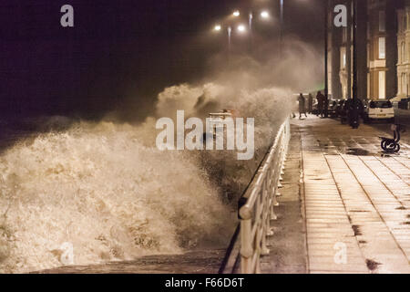 Aberystwyth Wales UK 12 Novembre 2015 dopo un lieve inizio di giornata quasi come se fosse la calma prima della tempesta. Una combinazione di forti venti, storm Abigail e alta marea questa sera causa grandi onde di pastella Aberystwyth promenade sulla costa occidentale del Galles. Credito: Ian Jones/Alamy Live News Foto Stock