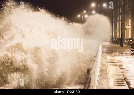 Aberystwyth Wales UK 12 Novembre 2015 dopo un lieve inizio di giornata quasi come se fosse la calma prima della tempesta. Una combinazione di forti venti, storm Abigail e alta marea questa sera causa grandi onde di pastella Aberystwyth promenade sulla costa occidentale del Galles. Credito: Ian Jones/Alamy Live News Foto Stock