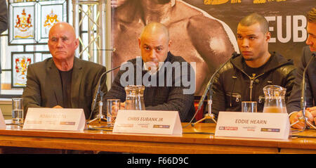 Londra, Regno Unito. 12 novembre 2015. Boxer Chris Eubank Jr (seconda a destra) con il promotore Eddie Hearn (destra) e dei formatori Ronnie Davies (sinistra) e Adam Booth (seconda a sinistra) in occasione di una conferenza stampa per promuovere la sua lotta contro l' Irlanda di Spike O'Sullivan su dicembre xii a Londra. Credito: Paolo McCabe/Alamy Live News Foto Stock