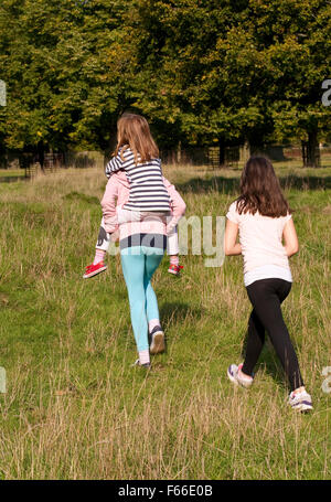 Tre giovani ragazze, suore sono la voce off su di un avventura attraverso i motivi di un grande parco. Foto Stock