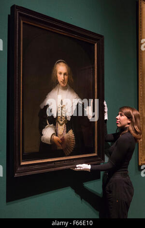 Londra, Regno Unito. Il 12 novembre 2015. Nella foto: Ritratto di Agatha Bas, 1641, da Rembrandt van Rijn. Capolavori olandese raccolti da re e regine dal Charles vado in mostra Maestri del quotidiano: artisti Olandesi in età di Vermeer, Regina della Gallery e Buckingham Palace. La mostra dalla Collezione Reale apre il 13 novembre 2015 e durerà fino al 14 febbraio 2016. Foto Stock