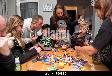 I bambini che dividono le caramelle di Halloween Foto Stock